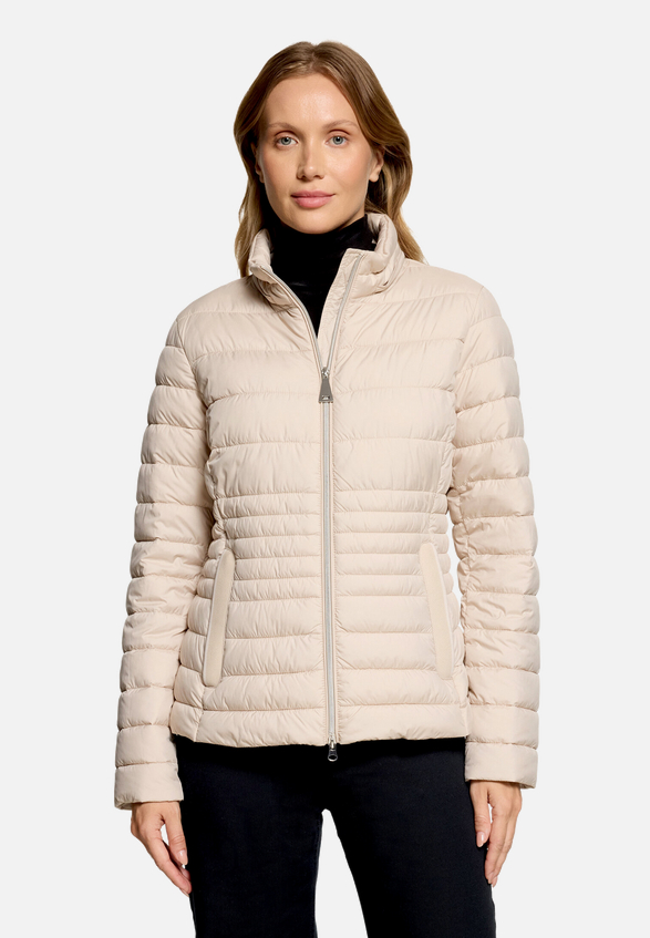 Steppjacke leicht mit abnehmbarer Kapuze / Detailbild