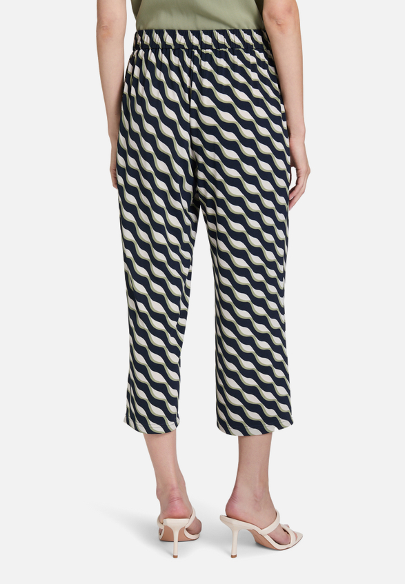 Schlupfhose mit Bundfalten / Modellfoto Rückseite