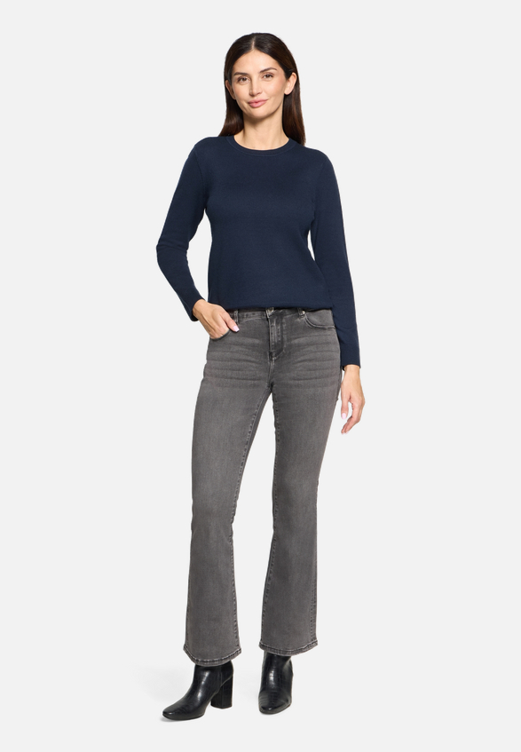 Basic-Strickpullover mit Rundhalsausschnitt / Modellfoto Vorderseite (Outfit)
