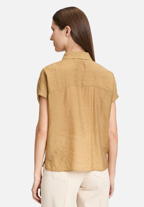 Oversize-Bluse mit überschnittenen Ärmeln / Modellfoto Rückseite