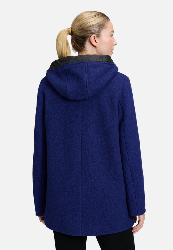 Wolljacke mit Kapuze / Modellfoto Rückseite