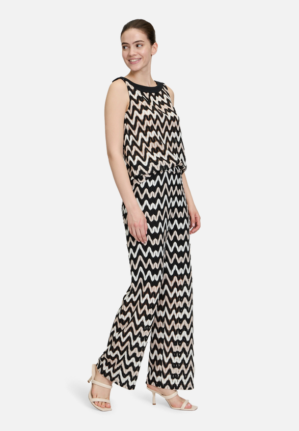 Schlupfhose mit Struktur / Modellfoto Vorderseite (Outfit)