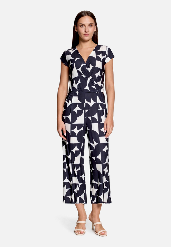 Jumpsuit kurzarm / Modellfoto Vorderseite (Outfit)