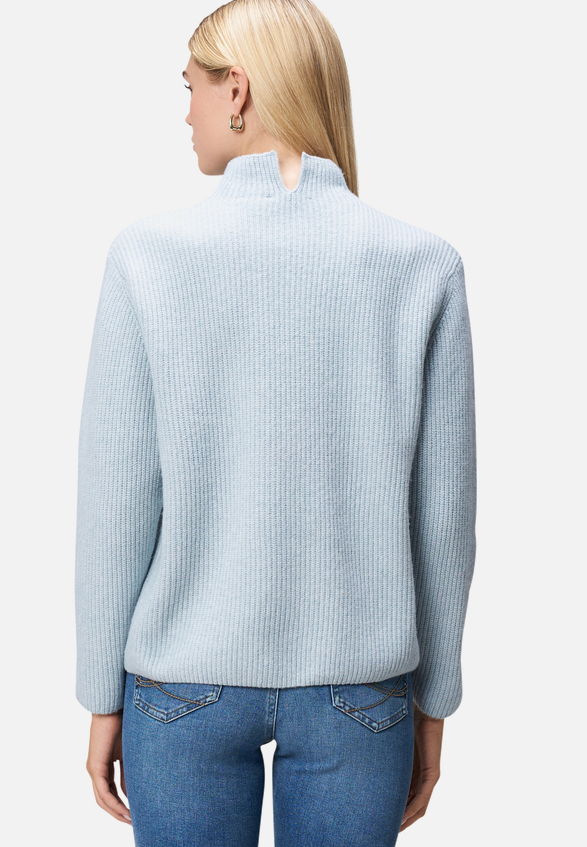 Strickpullover mit Stehkragen / Modellfoto Rückseite