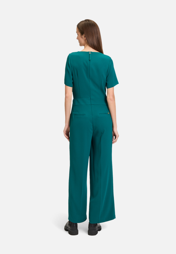 Jumpsuit mit Bindegürtel / Modellfoto Rückseite