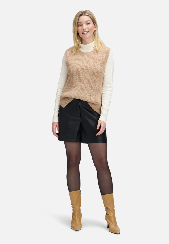 Strickpullover ohne Arm / Modellfoto Vorderseite (Outfit)