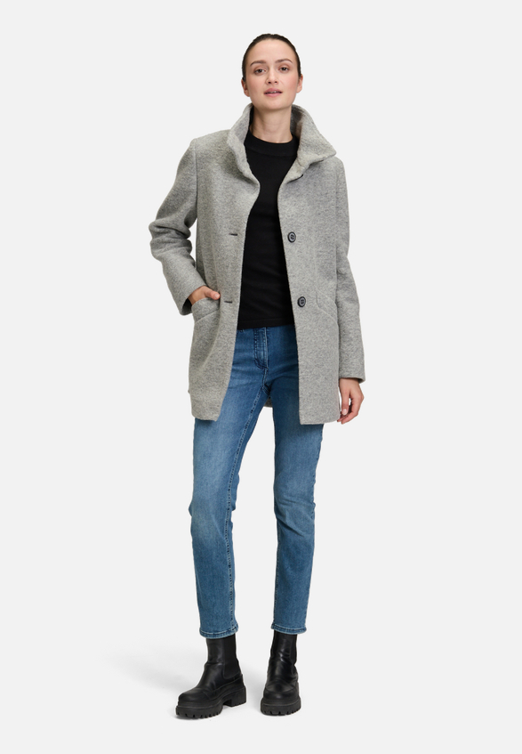 Kurzmantel mit Stehkragen / Modellfoto Vorderseite (Outfit)