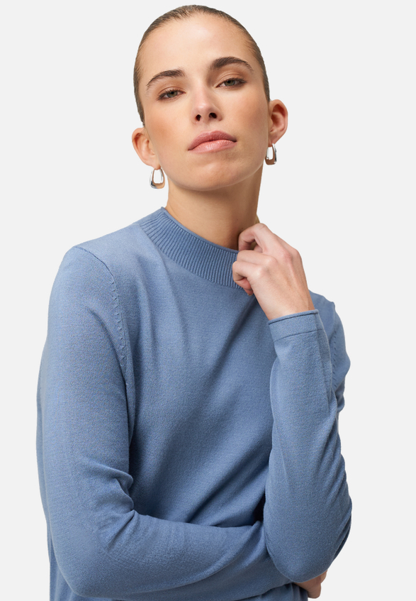 Feinstrickpullover mit hohem Kragen / Detailbild