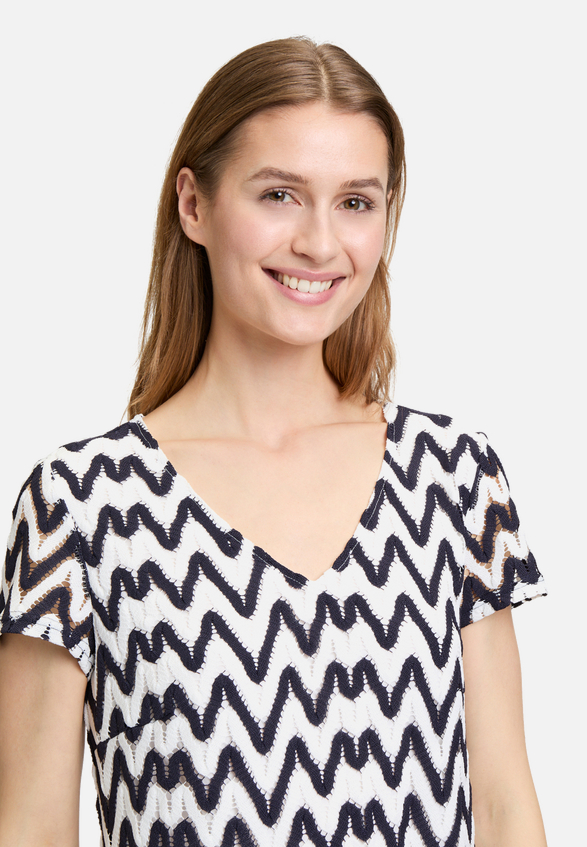 Sommerkleid mit V-Ausschnitt / Detailbild