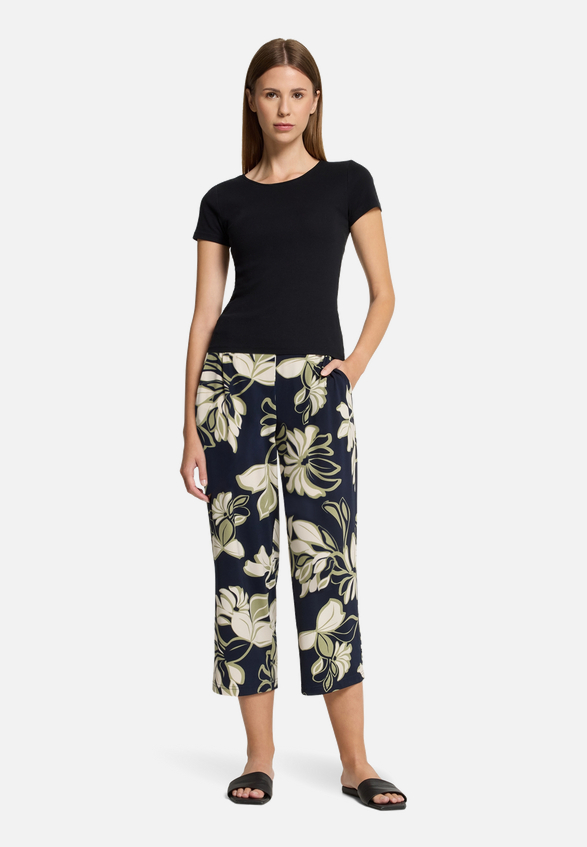 Schlupfhose mit Bundfalten / Modellfoto Vorderseite (Outfit)