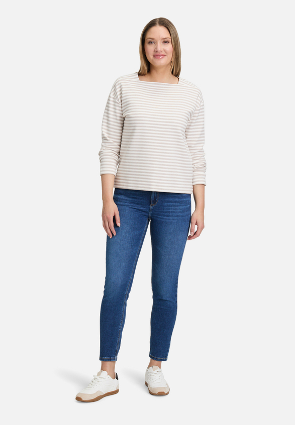 Sweatshirt mit U-Boot-Ausschnitt / Modellfoto Vorderseite (Outfit)
