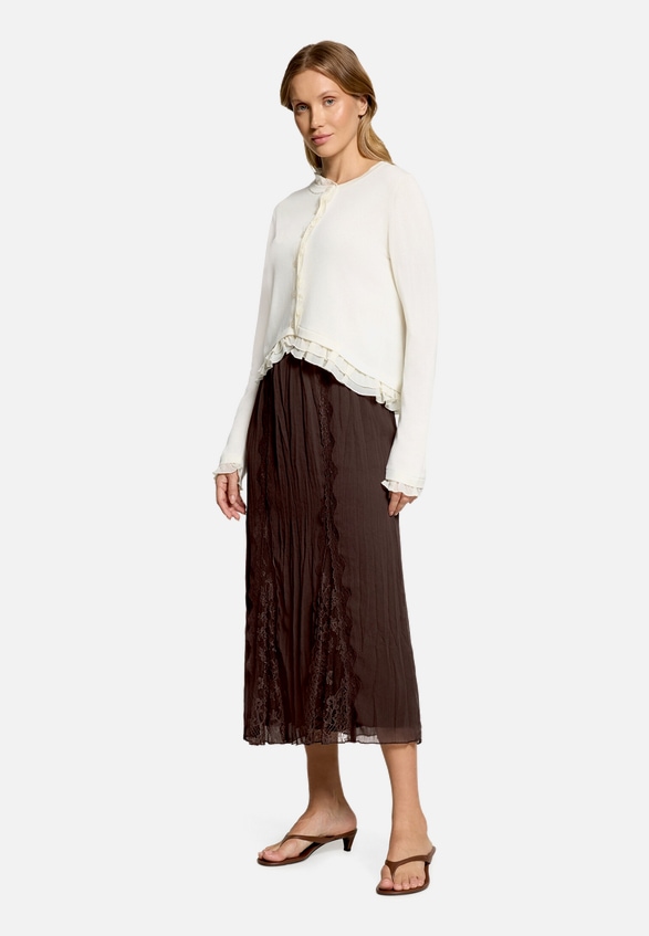 Plisseerock mit Spitzeneinsatz / Modellfoto Vorderseite (Outfit)