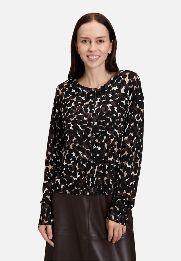 Feinstrickjacke mit überschnittenen Ärmeln / Modellfoto Vorderseite