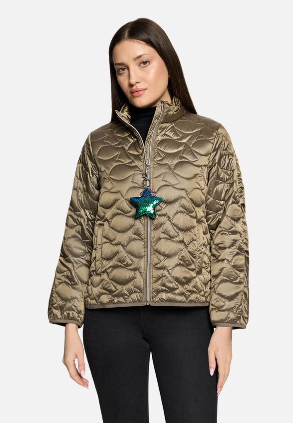 Steppjacke mit Eingrifftaschen / Modellfoto Vorderseite