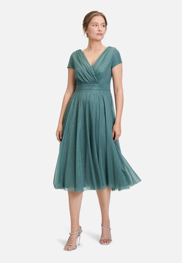 Cocktailkleid im Glitzer-Look / Modellfoto Vorderseite