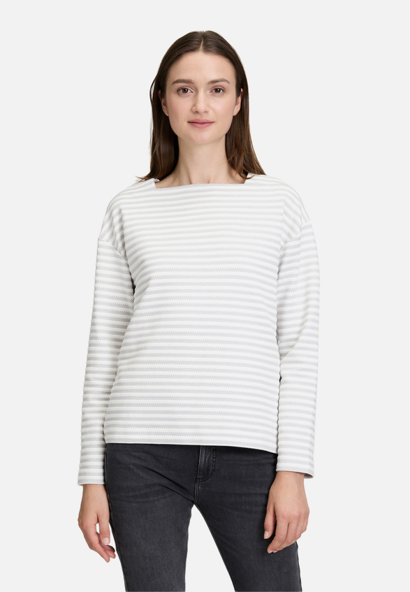 Sweatshirt mit U-Boot-Ausschnitt / Modellfoto Vorderseite