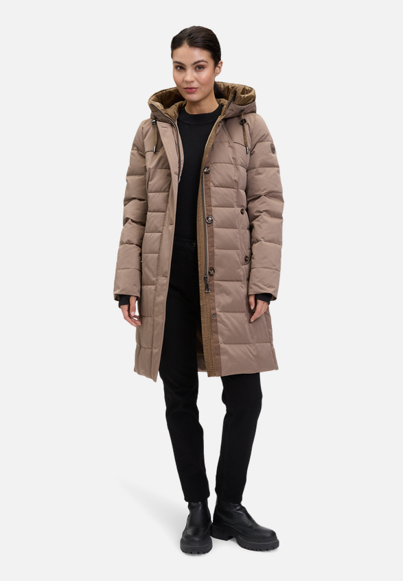 Steppjacke mit Kapuze / Modellfoto Vorderseite (Outfit)