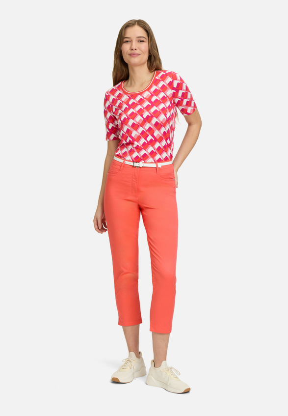 Basic Shirt mit Print / Modellfoto Vorderseite (Outfit)