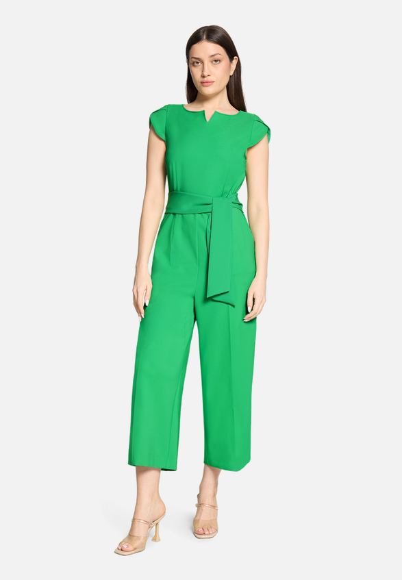 Eleganter Jumpsuit mit Bindegürtel / Modellfoto Vorderseite