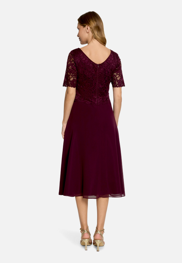 Cocktailkleid mit Spitze / Modellfoto Rückseite