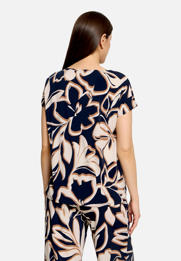 Shirt  mit Wasserfallausschnitt und Blumen / Modellfoto Rückseite