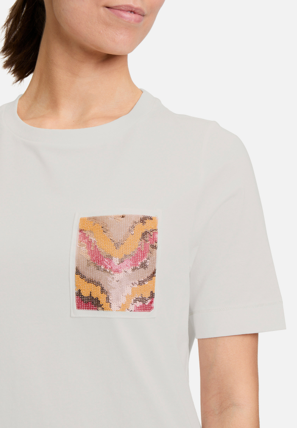 Halbarm-Shirt mit Rundhalsausschnitt / Detailbild