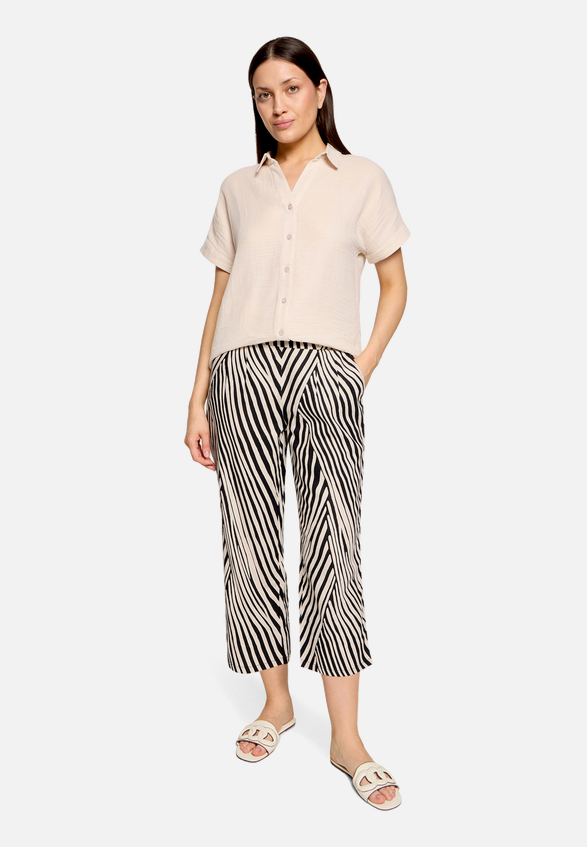 Culotte mit Bundfalten / Modellfoto Vorderseite (Outfit)