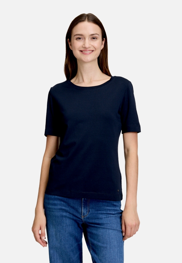 Basic Shirt mit Rundhalsausschnitt / Modellfoto Vorderseite