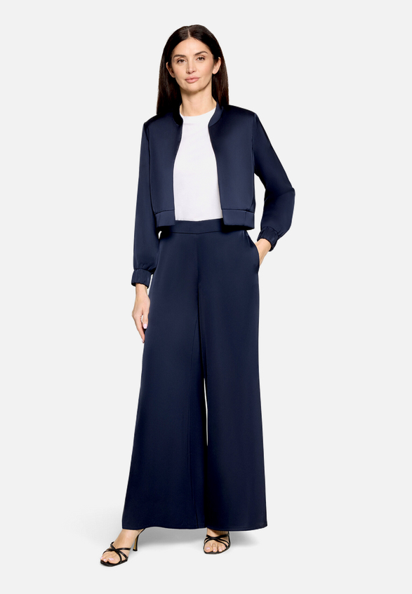 Modern fit Hose mit Taschen / Modellfoto Vorderseite (Outfit)