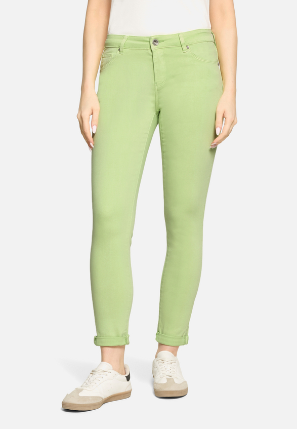 Slim Fit Jeans  mit Stretch-Anteil Style Sunny Short  / Modellfoto Vorderseite
