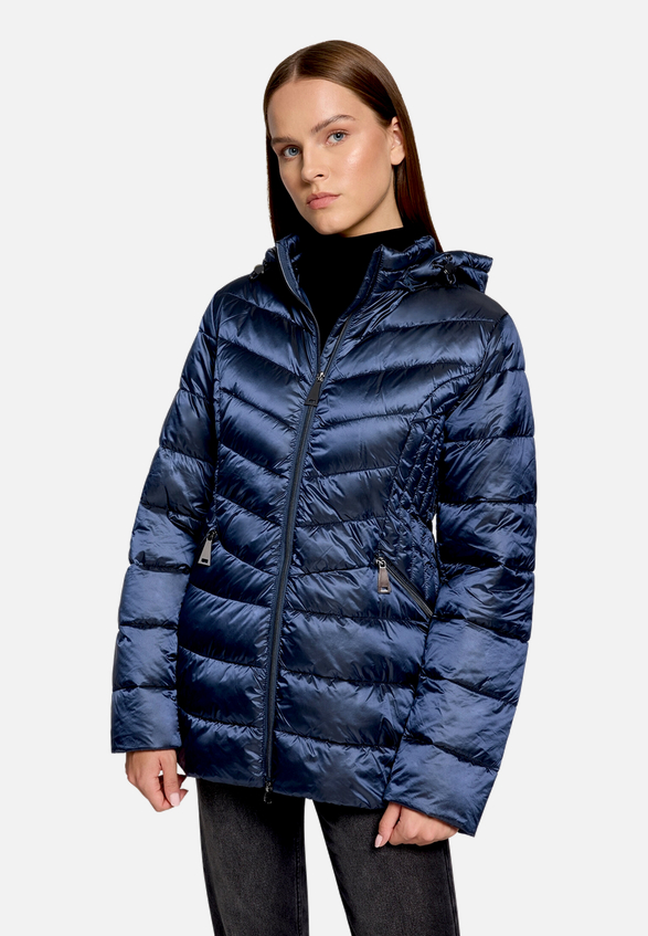 Outdoorjacke mit abnehmbarer Kapuze / Modellfoto Vorderseite