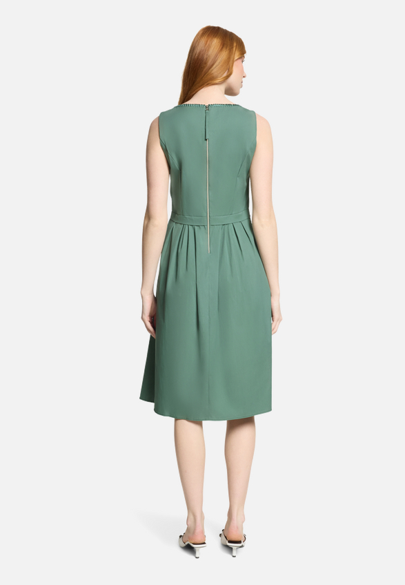 Sommerkleid tailliert / Modellfoto Rückseite
