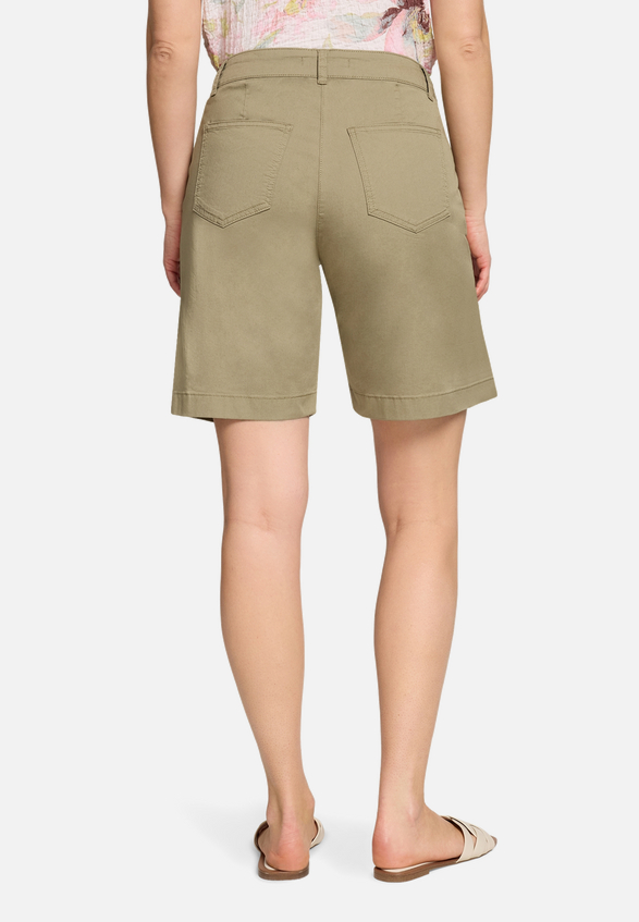 Sommerhose mit Eingrifftaschen / Modellfoto Rückseite