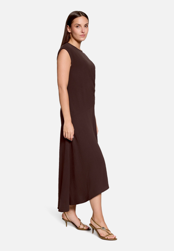 Midikleid mit Raffung / Modellfoto Vorderseite (Outfit)