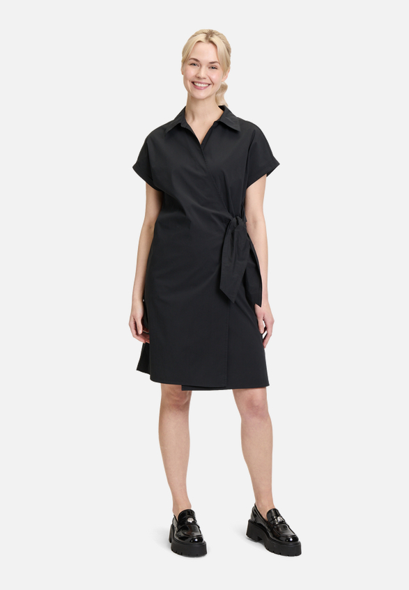 Wickelkleid mit Taschen / Modellfoto Vorderseite (Outfit)