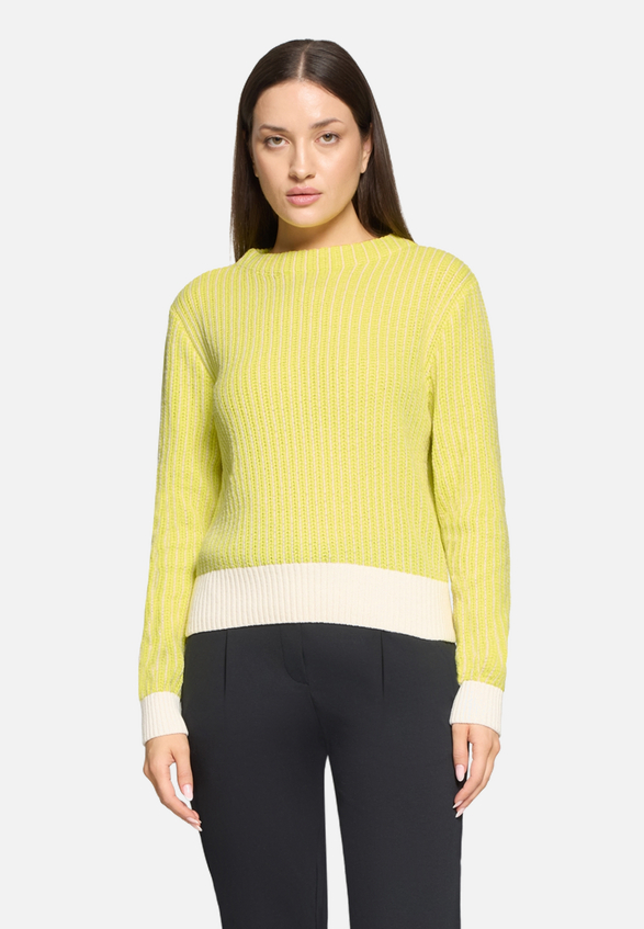 Strickpullover mit Strickdetails / Modellfoto Vorderseite