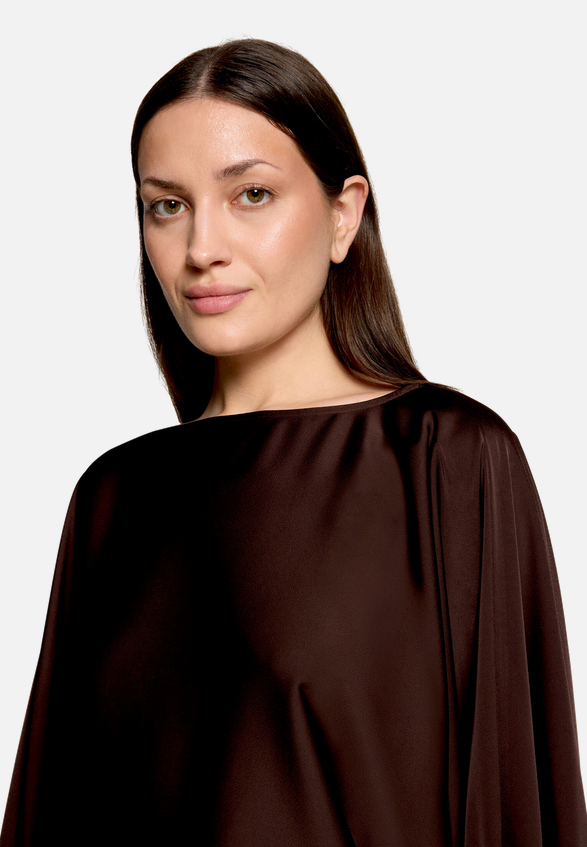 Satin-Bluse mit Fledermausärmeln / Detailbild