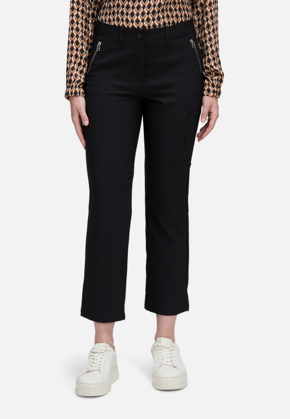 Casual-Hose mit Reißverschluss / Modellfoto Vorderseite