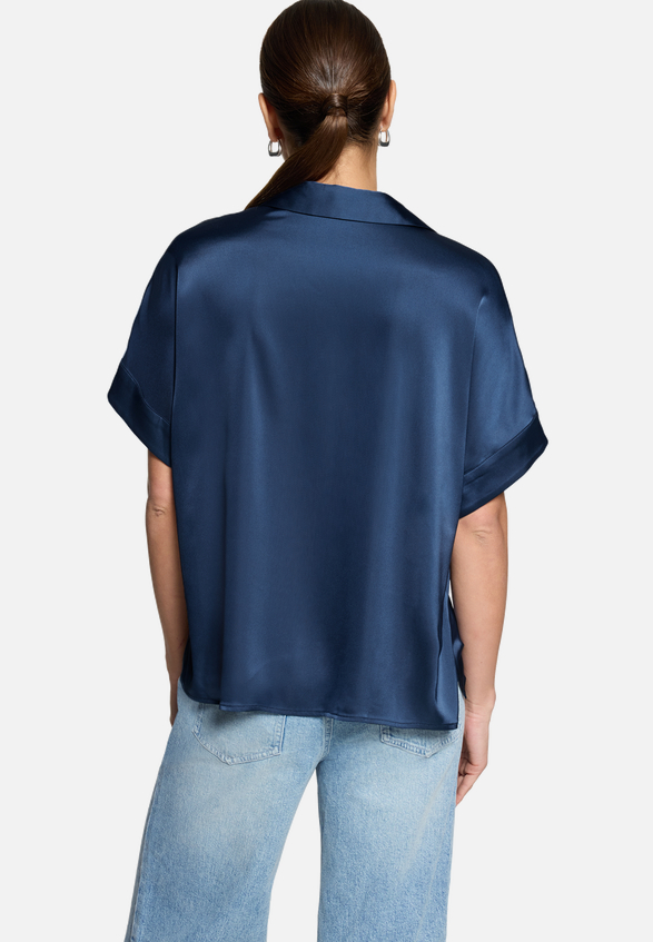 Hemdbluse  kurzarm aus Satin  / Modellfoto Rückseite