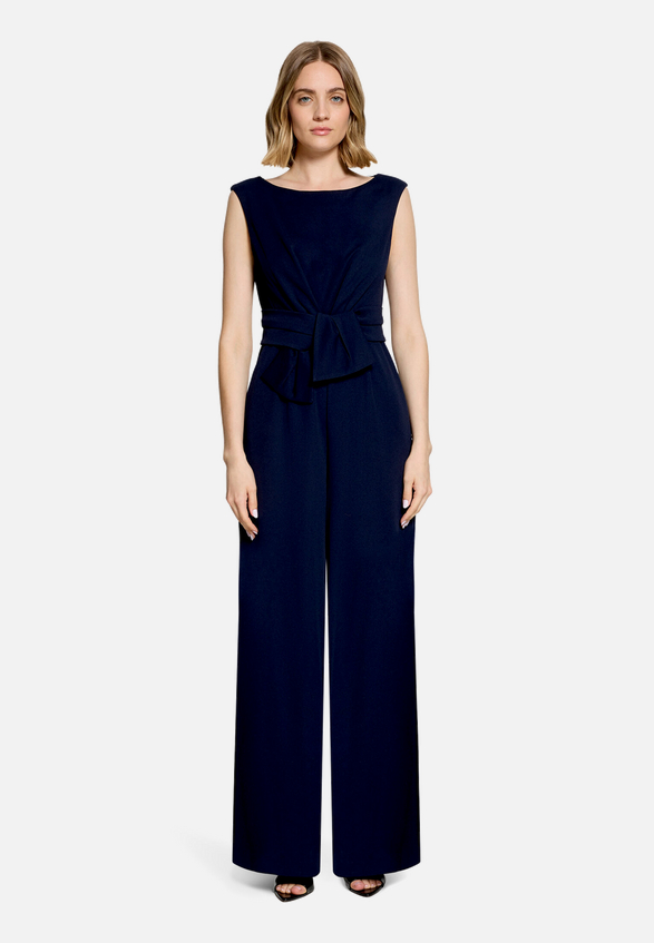 Jumpsuit mit weitem Bein / Modellfoto Vorderseite