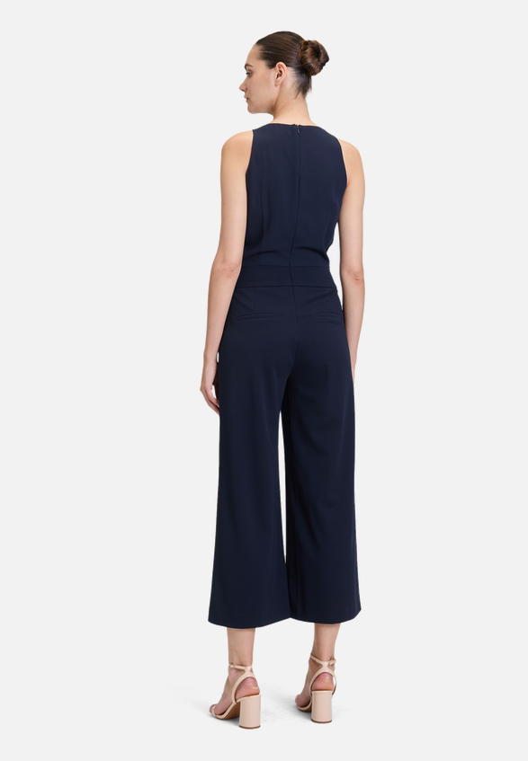 Jumpsuit mit Bindegürtel / Modellfoto Rückseite