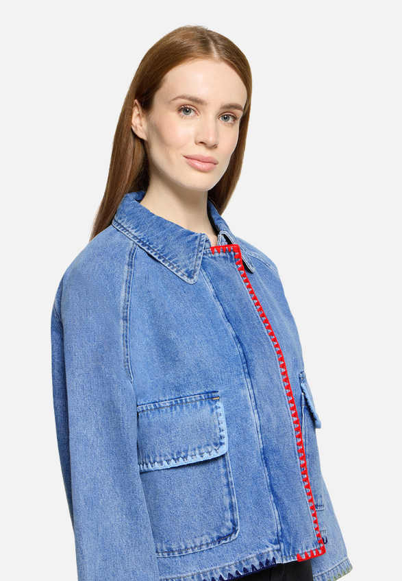 Jeansjacke mit aufgesetzten Taschen / Detailbild