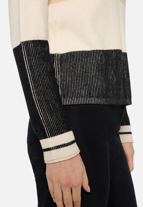 Strickpullover mit Rippenstruktur / Detailbild