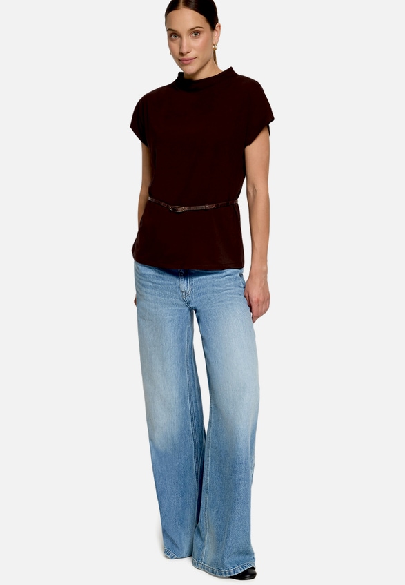 T-Shirt  mit Gürtel  / Modellfoto Vorderseite (Outfit)