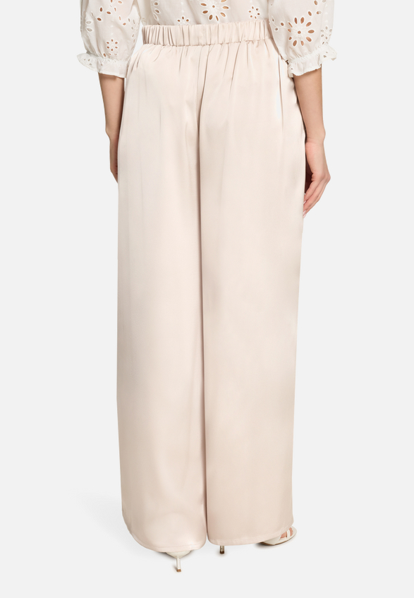 Marlene-Hose mit elastischem Bund / Modellfoto Rückseite