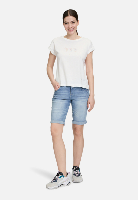 Jeans-Shorts mit Stickerei / Modellfoto Vorderseite (Outfit)