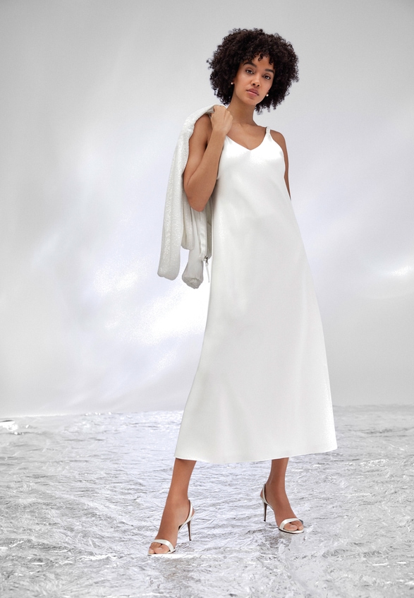 Abendkleid mit breiten Trägern / Imagebild