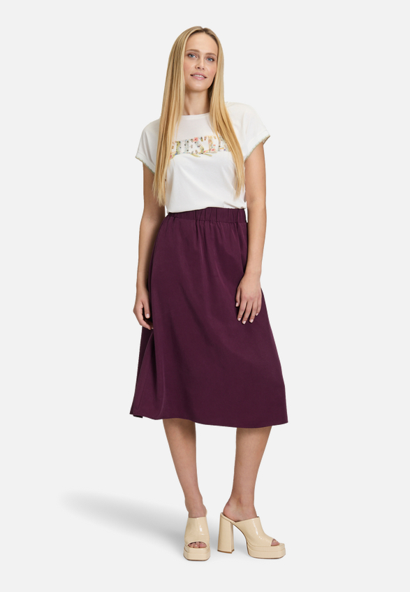 Casual-Shirt mit Rundhalsausschnitt / Modellfoto Vorderseite (Outfit)