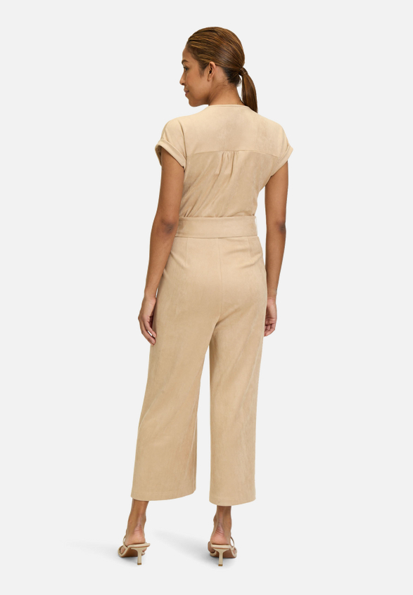 Jumpsuit mit Eingrifftaschen / Modellfoto Rückseite