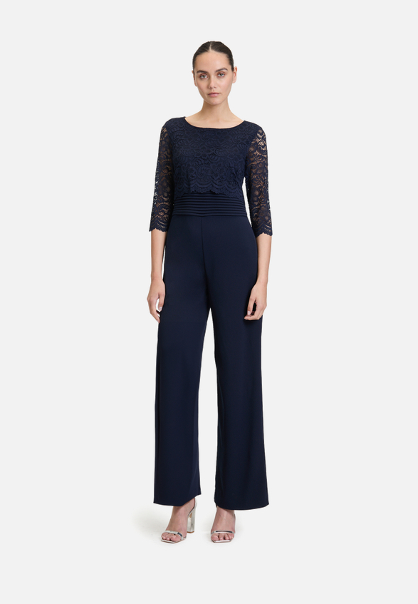 Jumpsuit mit Spitze / Modellfoto Vorderseite